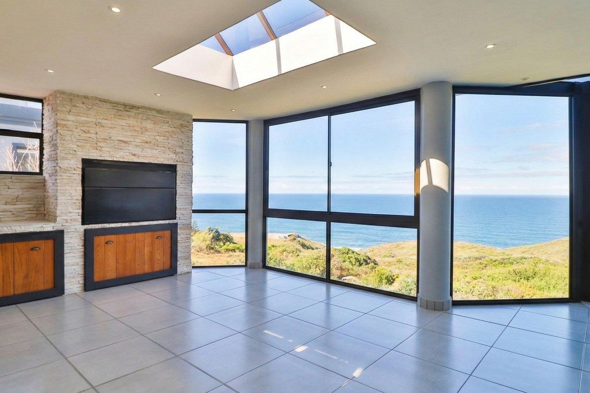 Spectacle 4-bedroom coastal home with ocean views! - Photo 2