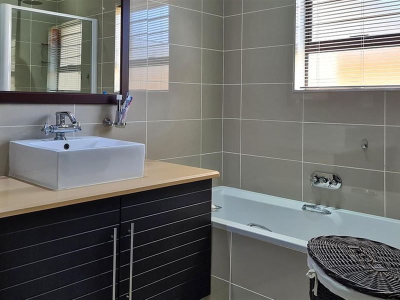 Executive, Luxury 3 Bedroom Beachfront Apartment - Photo 10