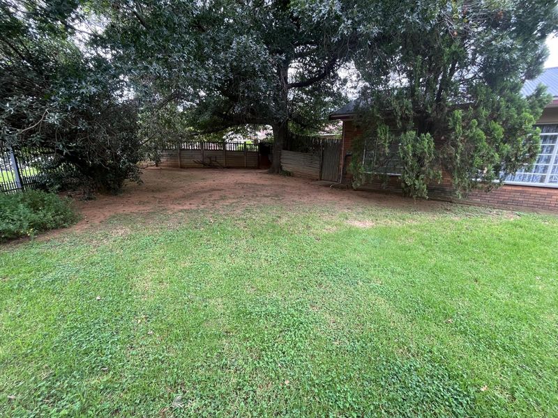 Your Dream Family Home - Spacious Living with Pool and Garden - Photo 2