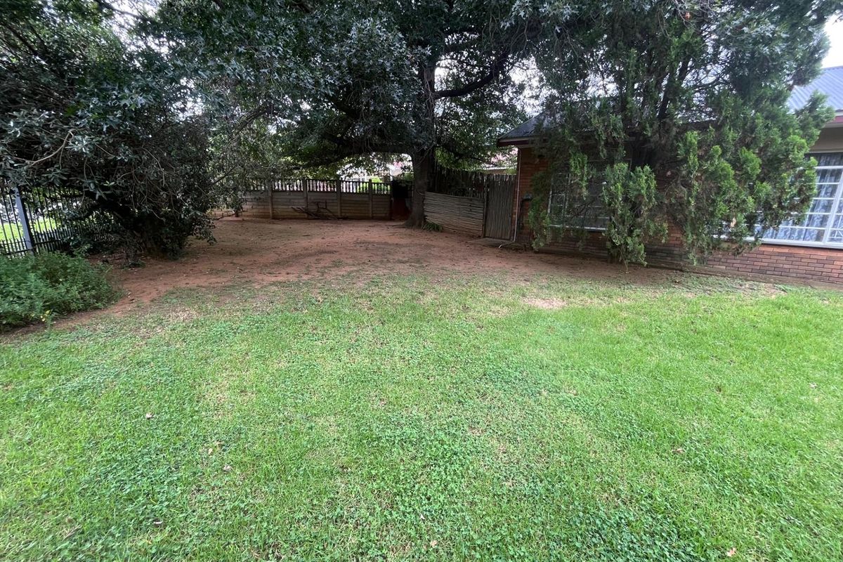 Your Dream Family Home - Spacious Living with Pool and Garden - Photo 2