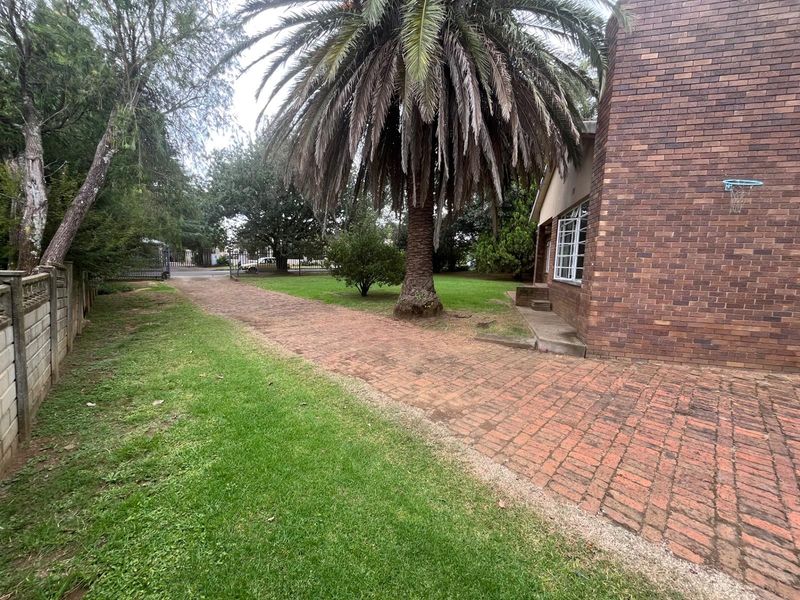 Your Dream Family Home - Spacious Living with Pool and Garden - Photo 5