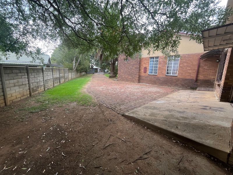 Your Dream Family Home - Spacious Living with Pool and Garden - Photo 7