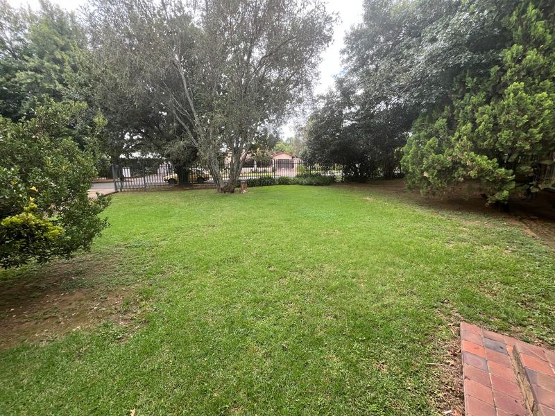 Your Dream Family Home - Spacious Living with Pool and Garden - Photo 3