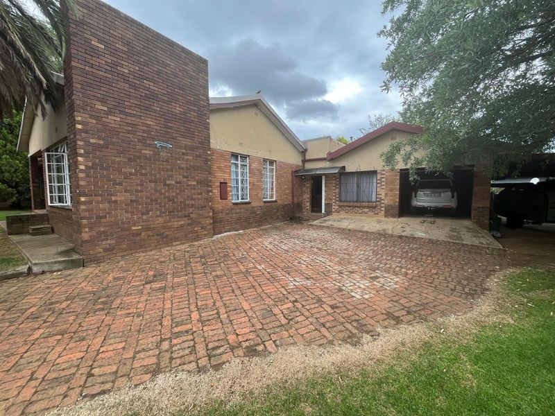 Your Dream Family Home - Spacious Living with Pool and Garden - Photo 6