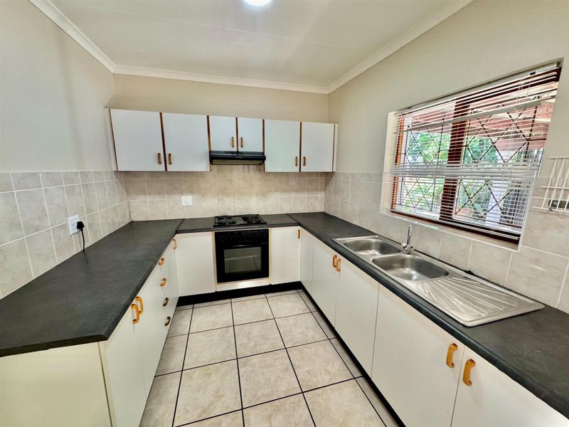 Charming Townhouse with Lush Garden and Lapa - Photo 6