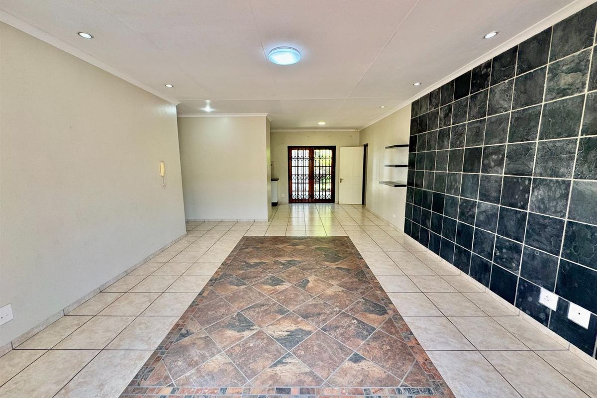 Charming Townhouse with Lush Garden and Lapa - Photo 3