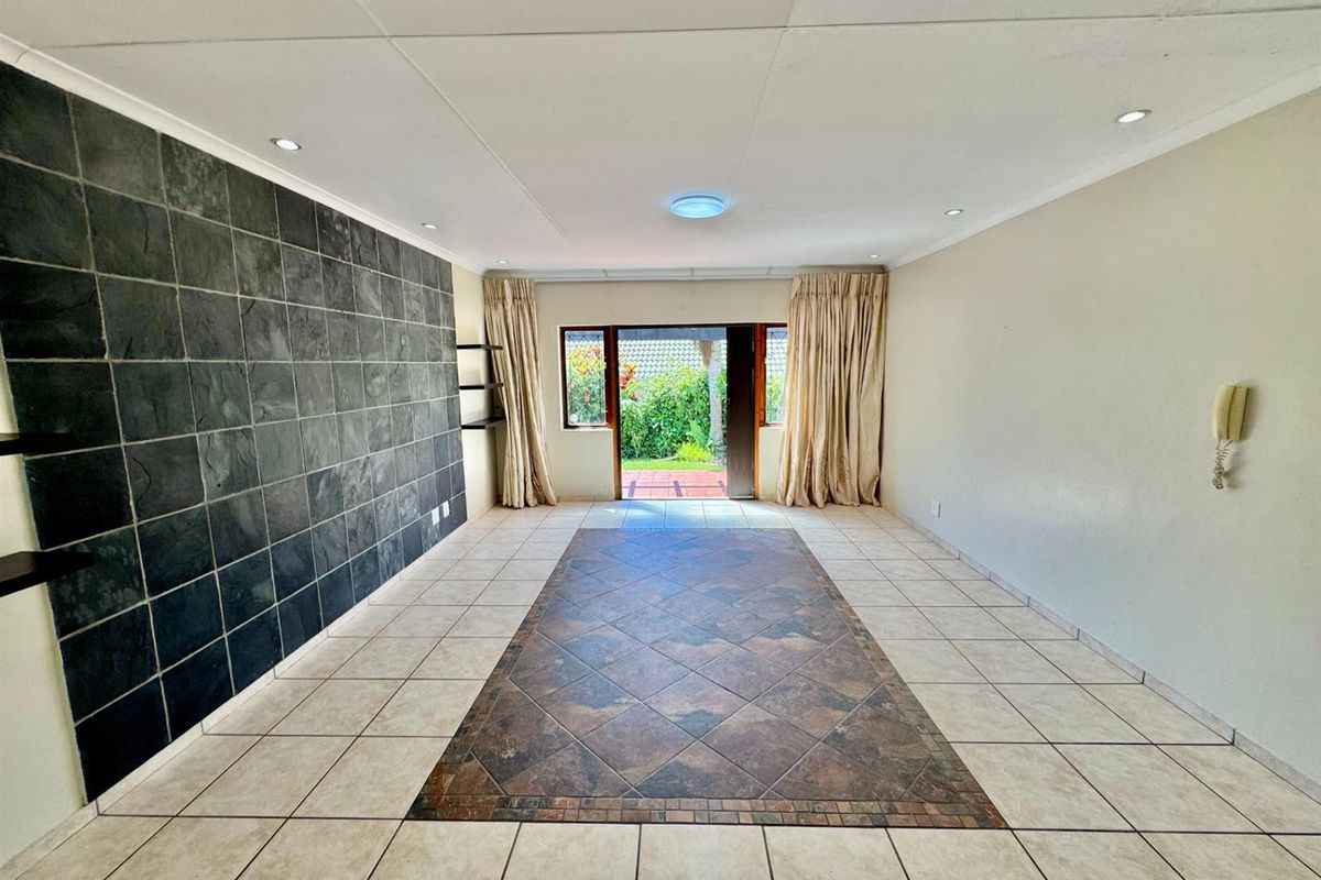 Charming Townhouse with Lush Garden and Lapa - Photo 4