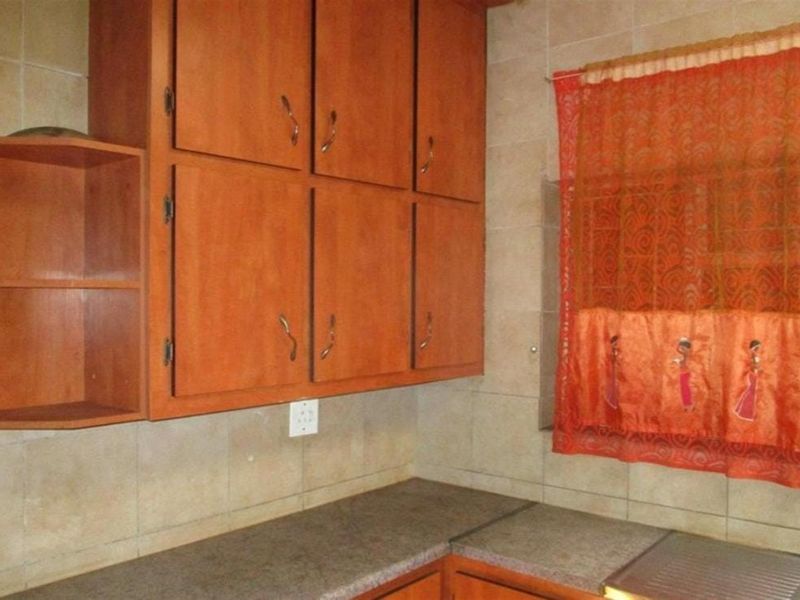 Spacious 6-Bedroom Home - Perfect for a Large Family or Guest House Opportunity - Photo 6