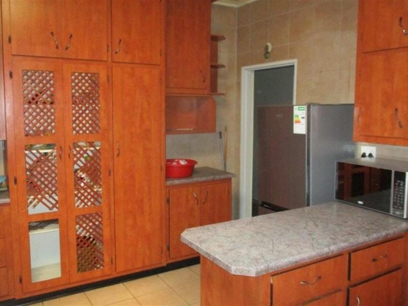 Spacious 6-Bedroom Home - Perfect for a Large Family or Guest House Opportunity - Photo 9