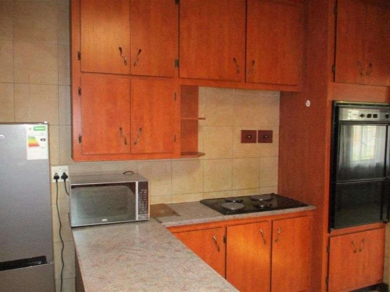 Spacious 6-Bedroom Home - Perfect for a Large Family or Guest House Opportunity - Photo 8