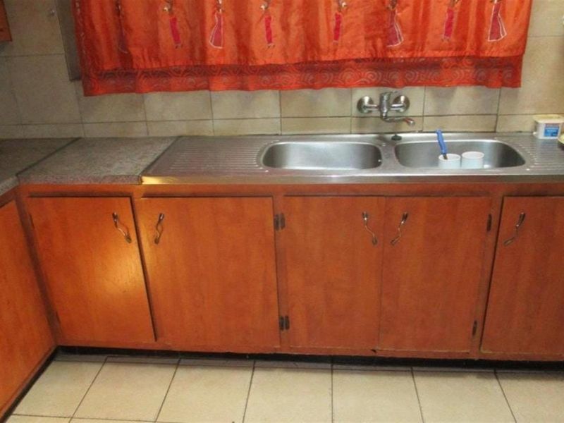 Spacious 6-Bedroom Home - Perfect for a Large Family or Guest House Opportunity - Photo 7