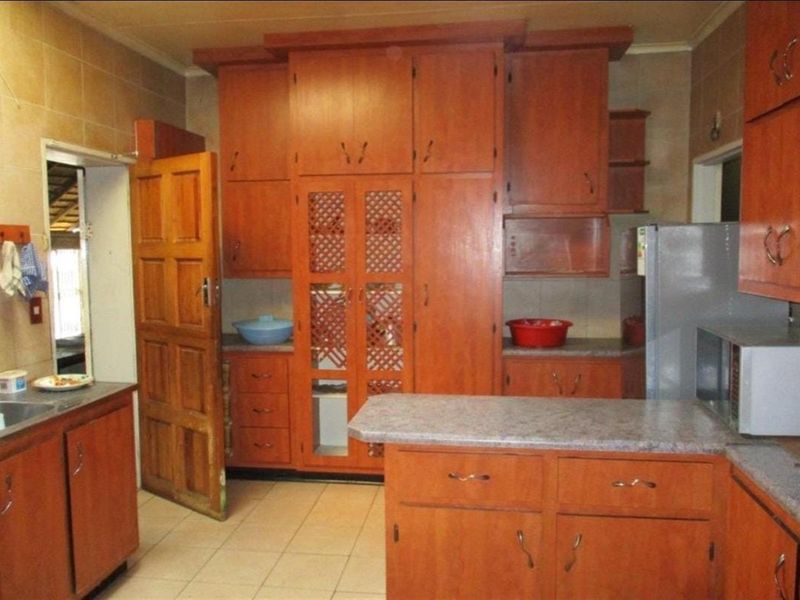 Spacious 6-Bedroom Home - Perfect for a Large Family or Guest House Opportunity - Photo 5