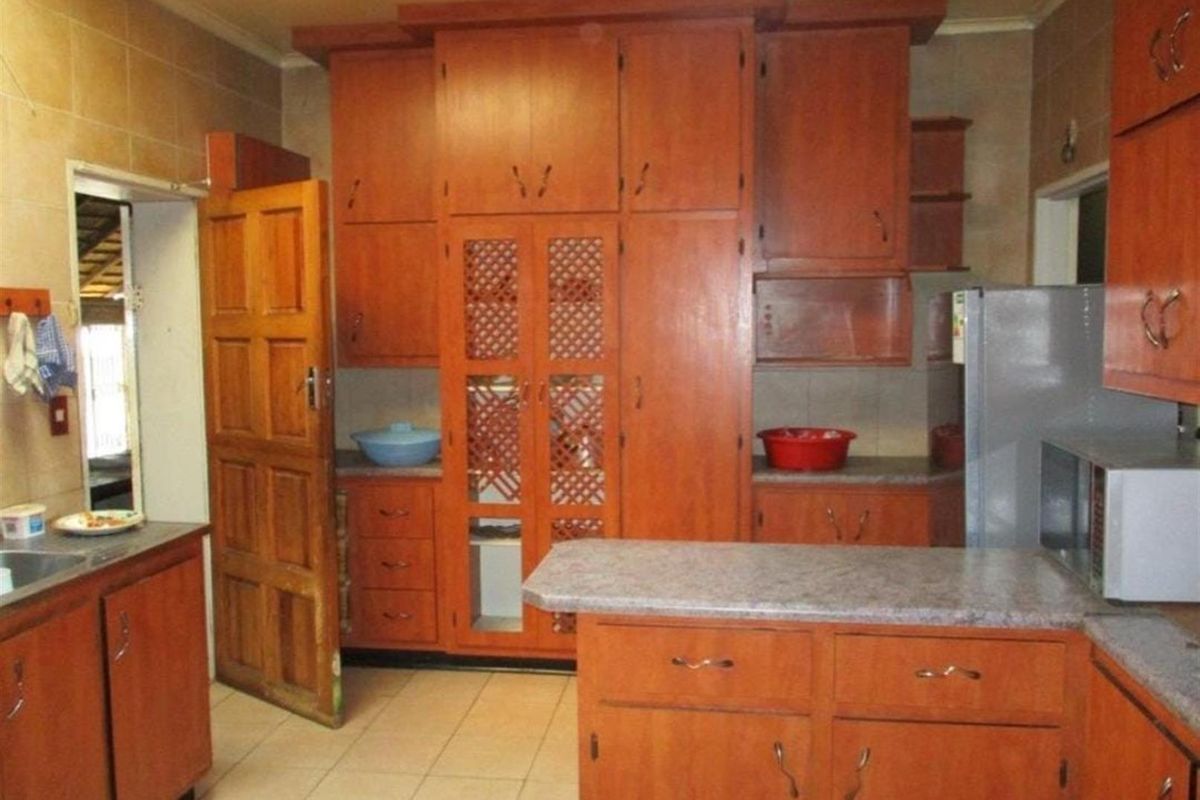 Spacious 6-Bedroom Home - Perfect for a Large Family or Guest House Opportunity - Photo 5