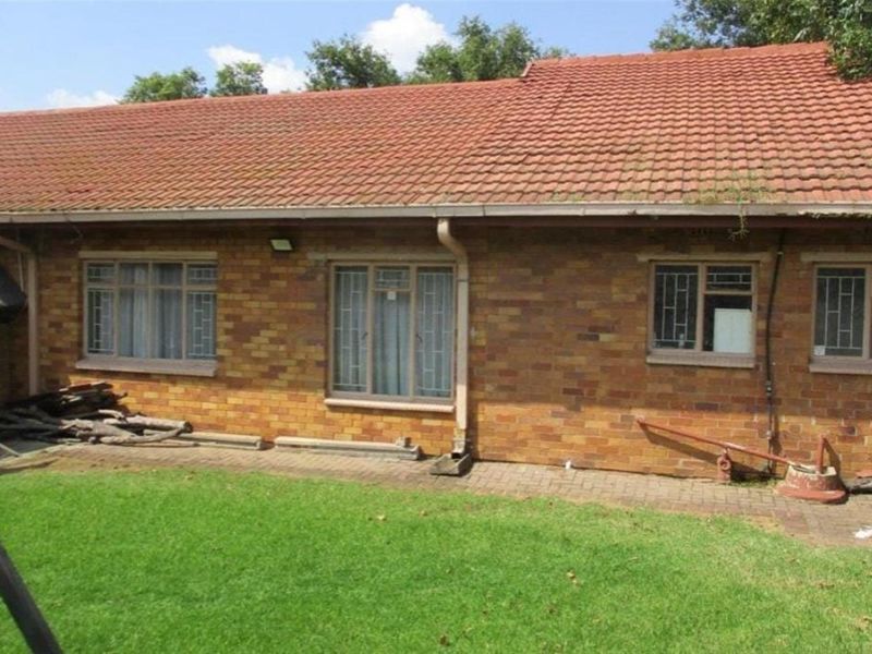 Spacious 6-Bedroom Home - Perfect for a Large Family or Guest House Opportunity - Photo 2