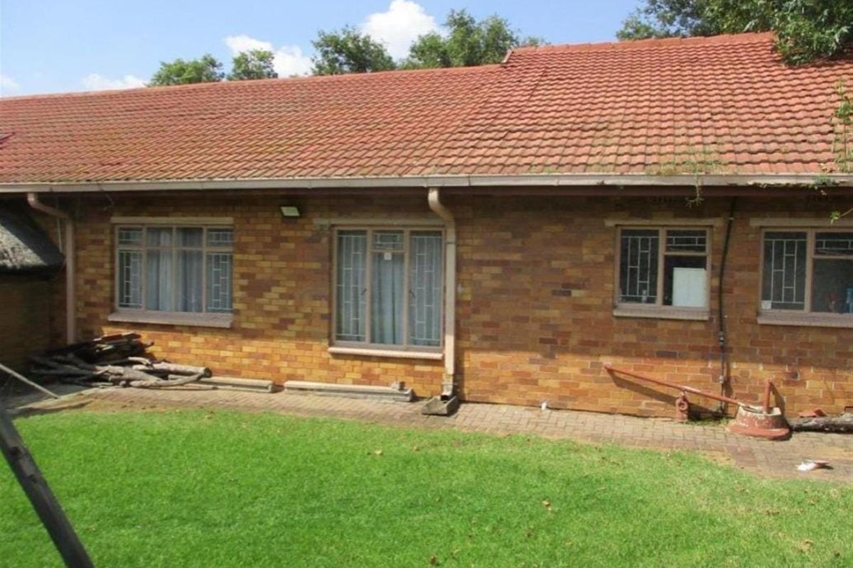 Spacious 6-Bedroom Home - Perfect for a Large Family or Guest House Opportunity - Photo 2