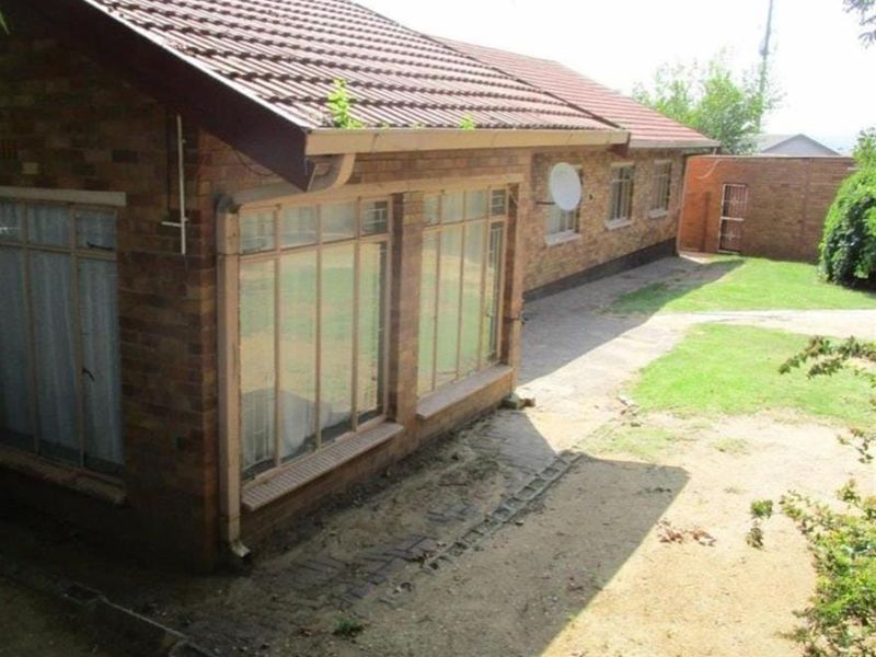 Spacious 6-Bedroom Home - Perfect for a Large Family or Guest House Opportunity - Photo 4