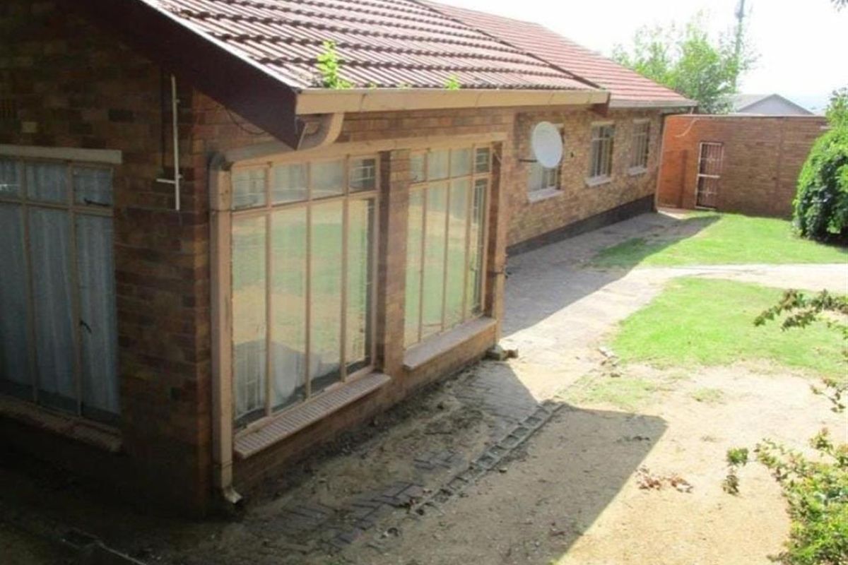 Spacious 6-Bedroom Home - Perfect for a Large Family or Guest House Opportunity - Photo 4