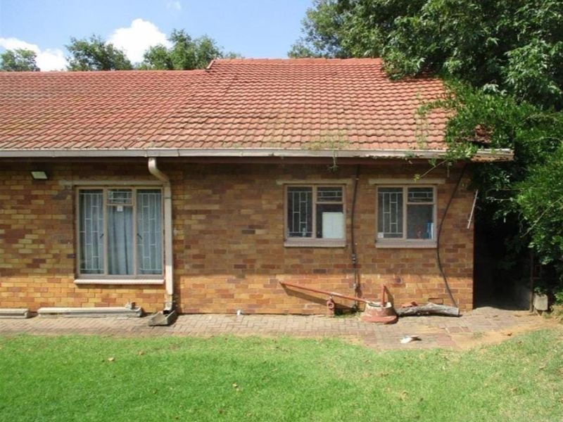 Spacious 6-Bedroom Home - Perfect for a Large Family or Guest House Opportunity - Photo 3