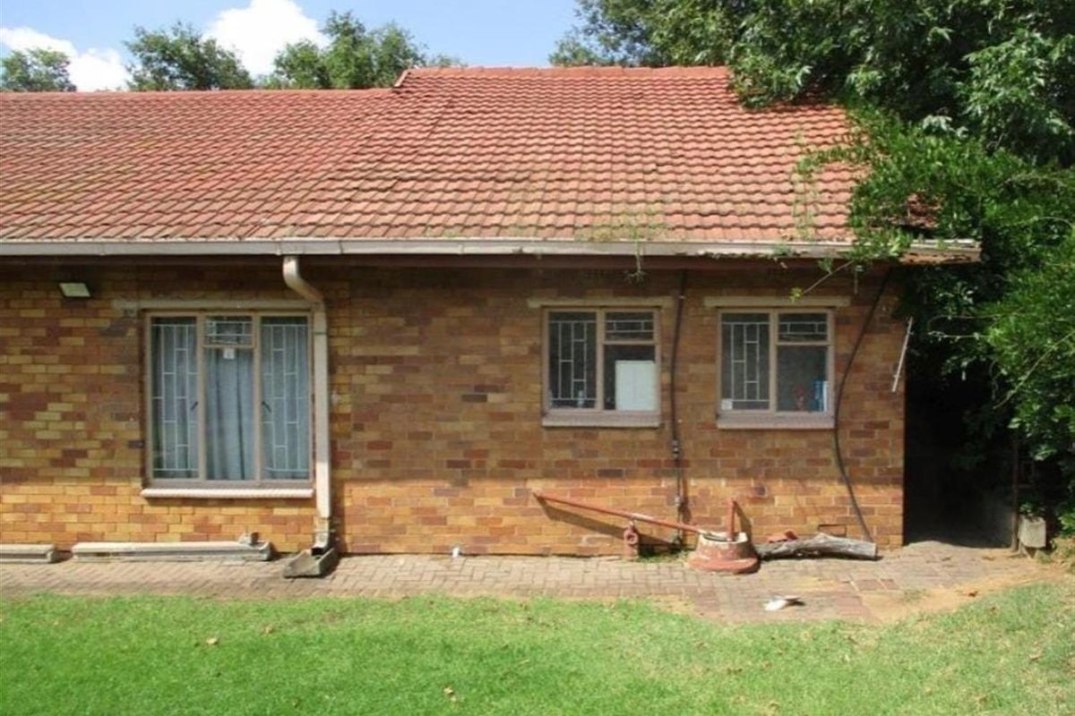 Spacious 6-Bedroom Home - Perfect for a Large Family or Guest House Opportunity - Photo 3