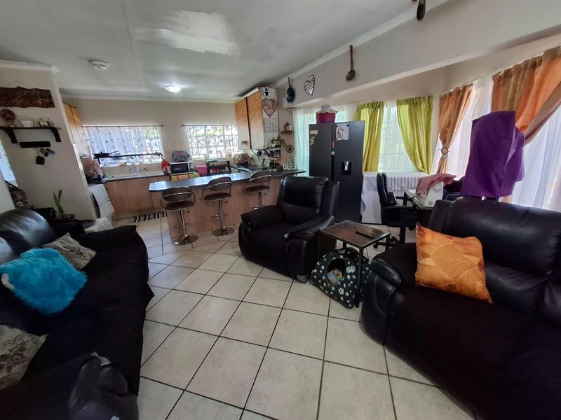 Bargain Time - Exceptional Value in a Quiet Neighbourhood - Photo 9