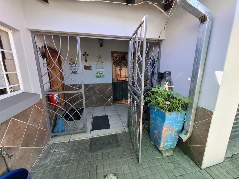 Bargain Time - Exceptional Value in a Quiet Neighbourhood - Photo 4