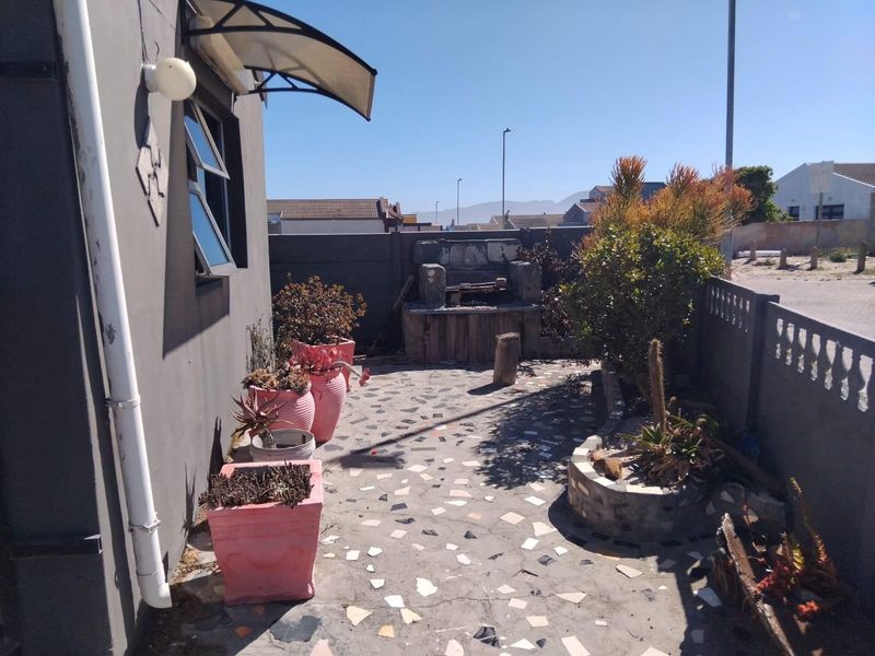 4 Bedroom House For Sale in Strandfontein Village - Photo 2