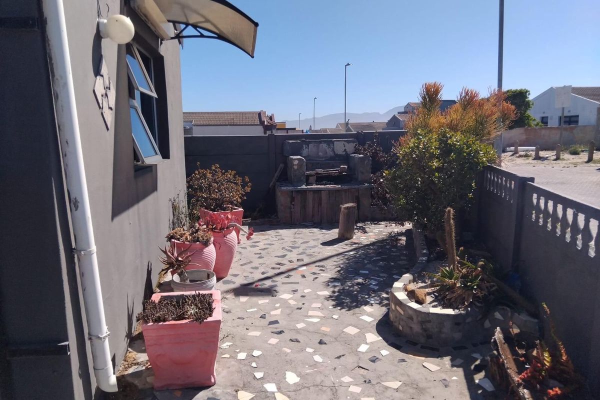 4 Bedroom House For Sale in Strandfontein Village - Photo 2