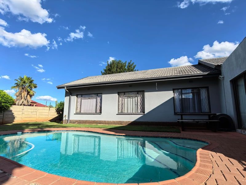 Modern, Spacious Family Haven with an Entertainer’s Heart in Carters Glen - Photo 2