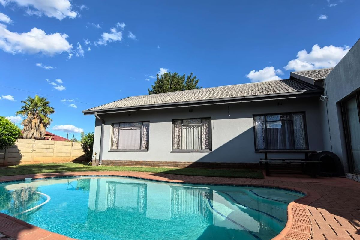 Modern, Spacious Family Haven with an Entertainer’s Heart in Carters Glen - Photo 2