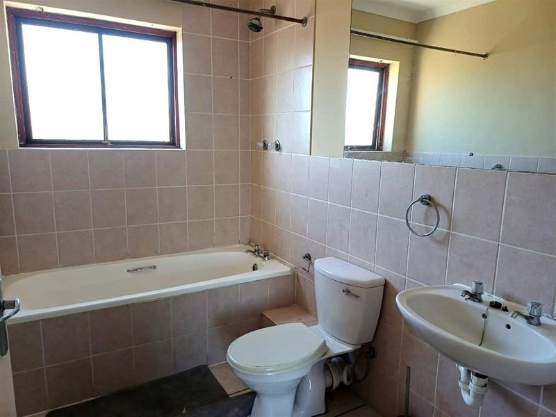 TWO BEDROOM APARTMENT IN PARKLANDS - Photo 9