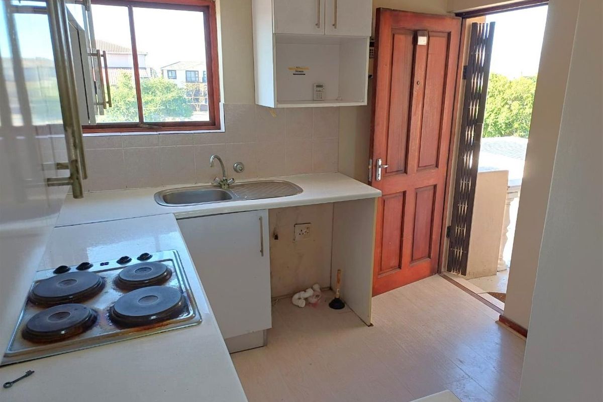 TWO BEDROOM APARTMENT IN PARKLANDS - Photo 3