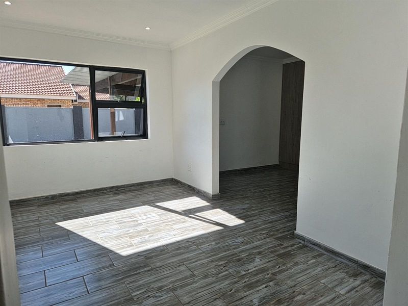 4 Bedroom Double-Storey Home For Sale in Potchefstroom Central, Potchefstroom, North West - Photo 4