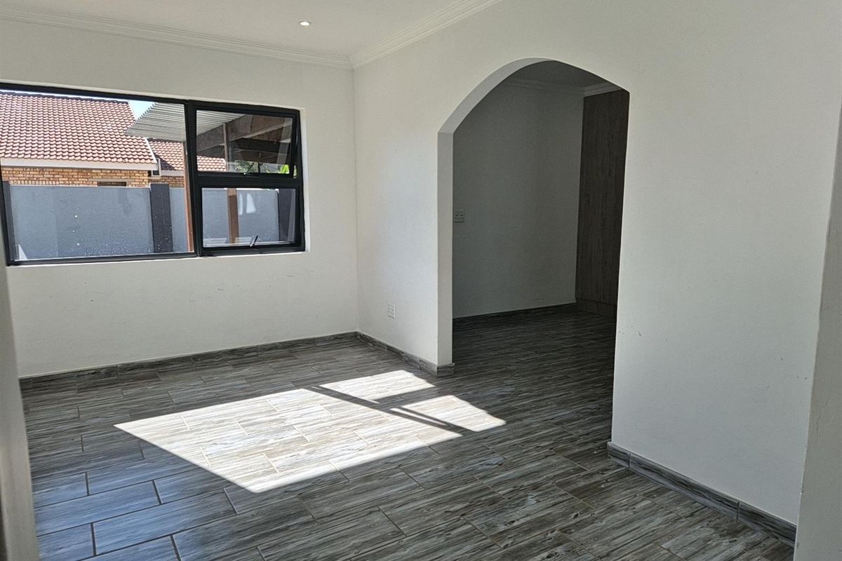 4 Bedroom Double-Storey Home For Sale in Potchefstroom Central, Potchefstroom, North West - Photo 4