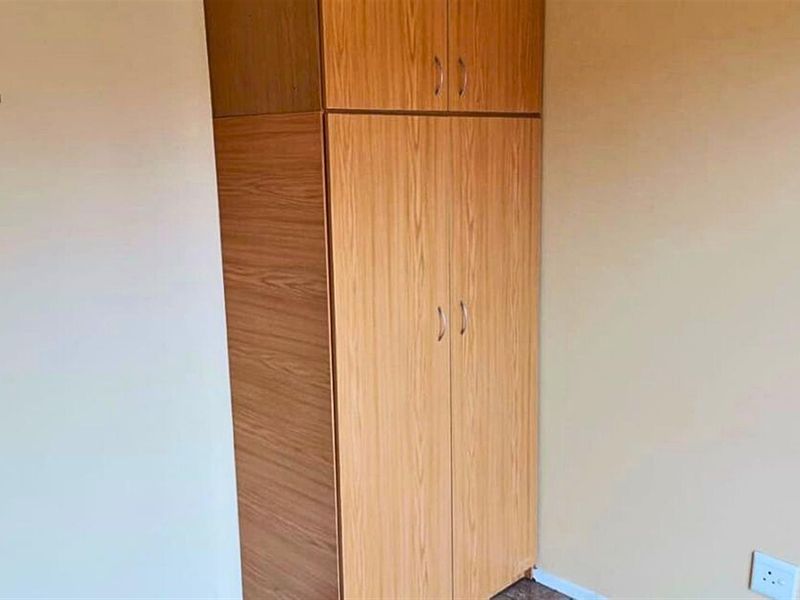 Charming 2-Bedroom Townhouse in Secure Florida Glen Complex - Photo 9