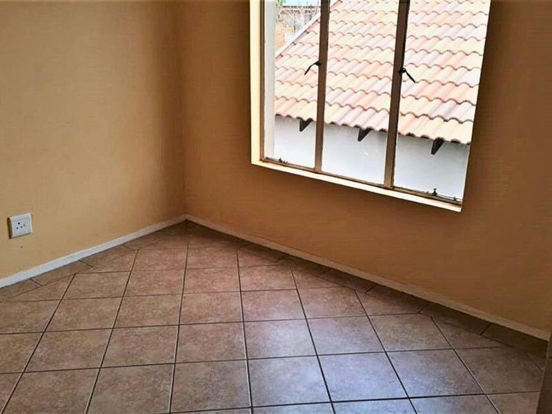 Charming 2-Bedroom Townhouse in Secure Florida Glen Complex - Photo 8