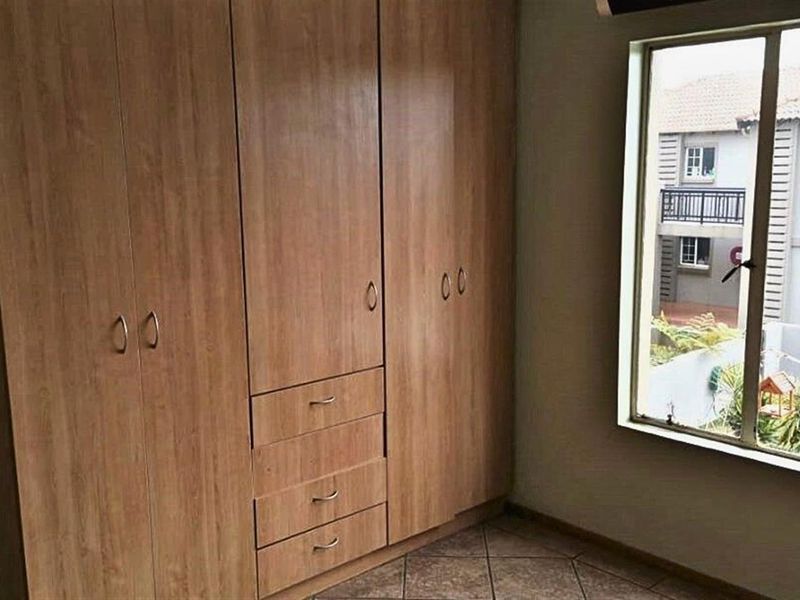 Charming 2-Bedroom Townhouse in Secure Florida Glen Complex - Photo 7