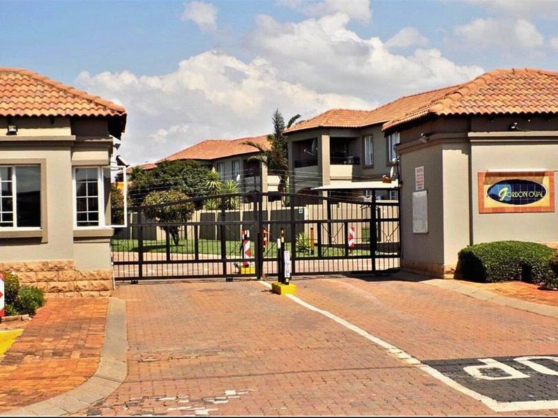 Charming 2-Bedroom Townhouse in Secure Florida Glen Complex - Photo 2