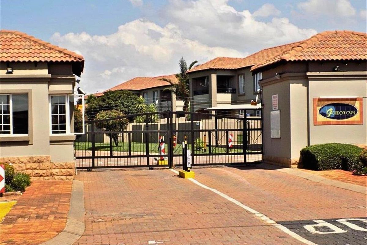 Charming 2-Bedroom Townhouse in Secure Florida Glen Complex - Photo 2