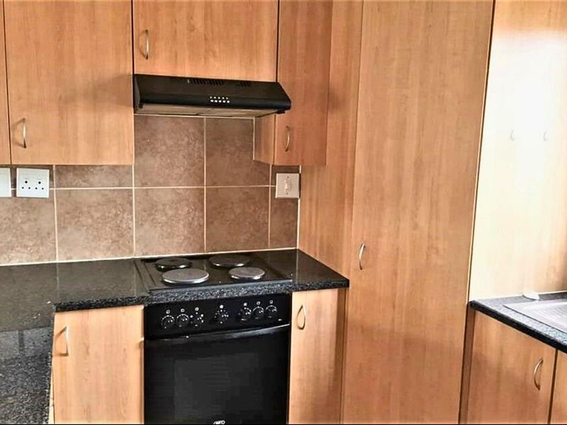 Charming 2-Bedroom Townhouse in Secure Florida Glen Complex - Photo 4