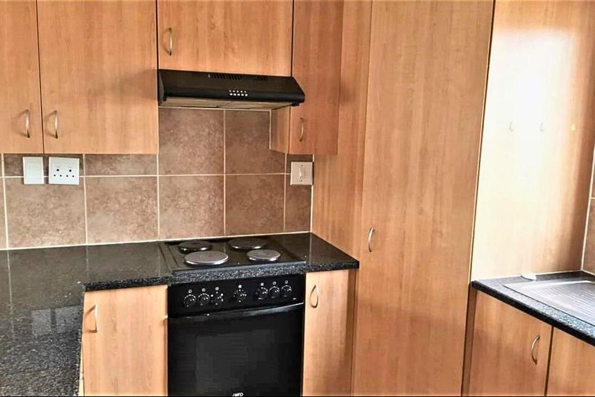 Charming 2-Bedroom Townhouse in Secure Florida Glen Complex - Photo 4