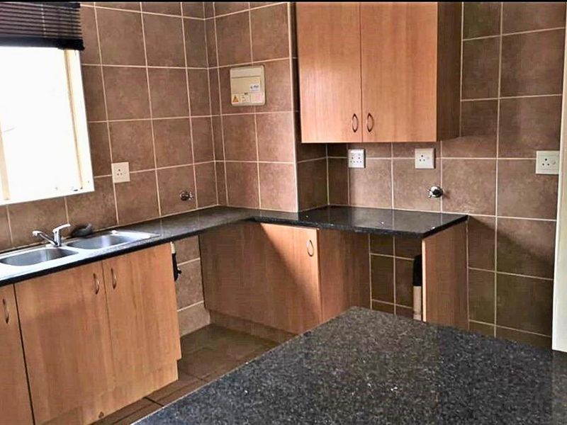 Charming 2-Bedroom Townhouse in Secure Florida Glen Complex - Photo 3