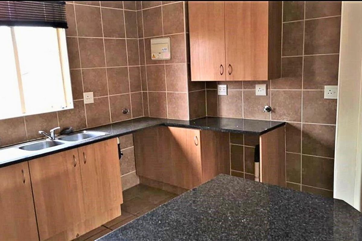 Charming 2-Bedroom Townhouse in Secure Florida Glen Complex - Photo 3