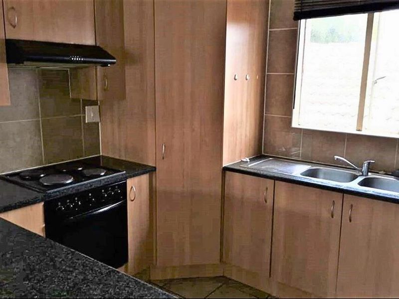 Charming 2-Bedroom Townhouse in Secure Florida Glen Complex - Photo 5