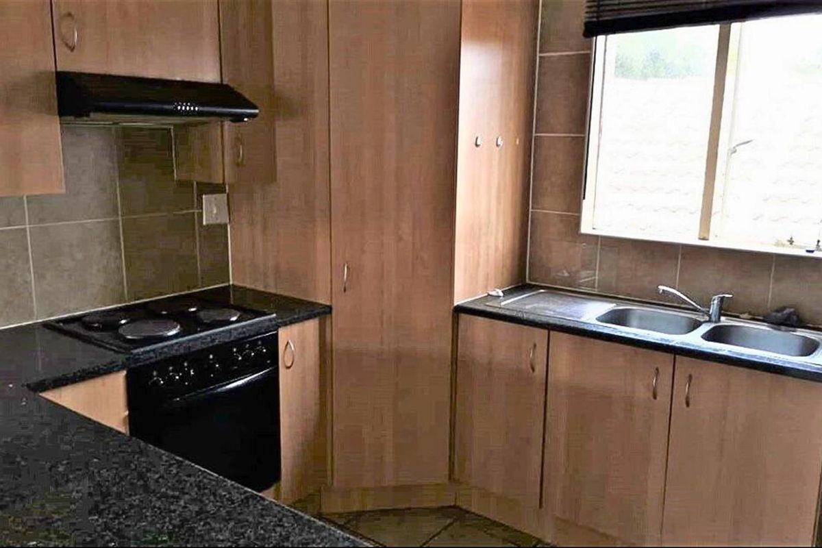 Charming 2-Bedroom Townhouse in Secure Florida Glen Complex - Photo 5