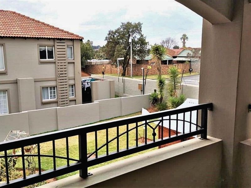 Charming 2-Bedroom Townhouse in Secure Florida Glen Complex - Photo 10