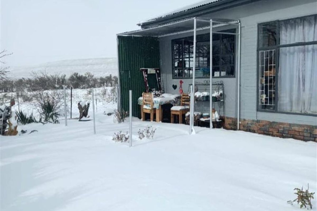 House for Sale in Sutherland with 2 flats ideal for Airbnb rentals - Photo 2