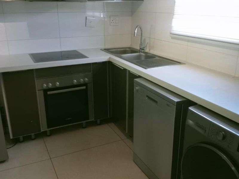 Ground Floor,3 Bed,2 Bath Apartment To Rent in Fourways, Sandton - Photo 4