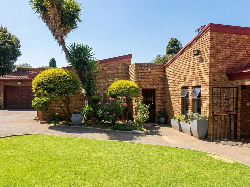 An Impeccably Maintained Family Residence with Private Cottage For Sale in Constantia Kloof - Photo 2