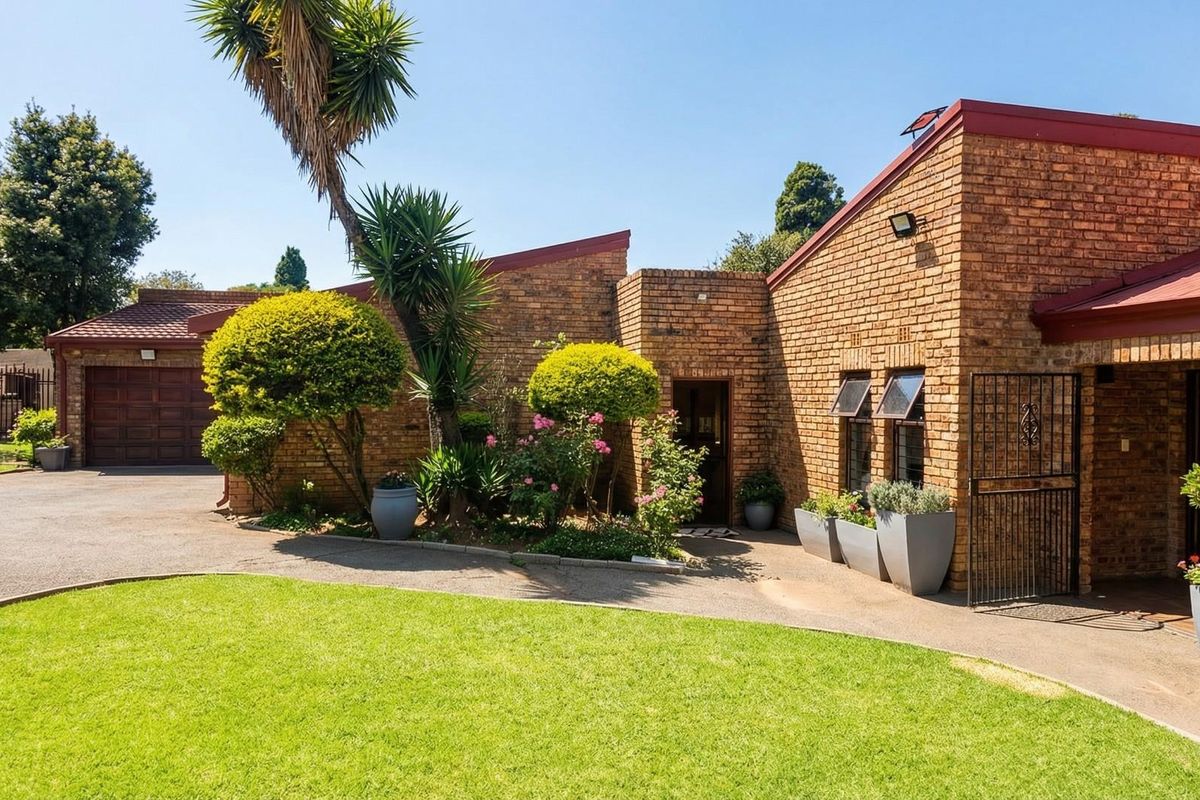 An Impeccably Maintained Family Residence with Private Cottage For Sale in Constantia Kloof - Photo 2