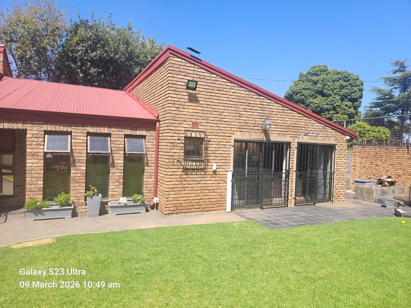 An Impeccably Maintained Family Residence with Private Cottage For Sale in Constantia Kloof - Photo 8